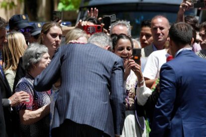 El Rey Felipe VI conversa con Juli Tejerina, prima de Iñaki Urdangarín. FERNANDO OTERO