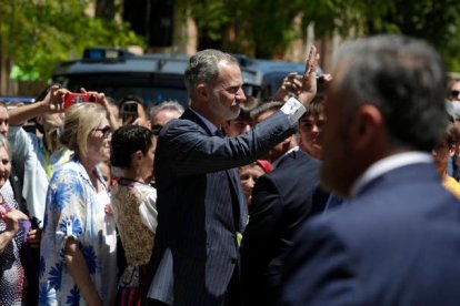 Juli Tejerina, la prima de Iñaki Urdangarín,de blanco a la izquierda, junto al Rey Felipe VI. FERNANDO OTERO