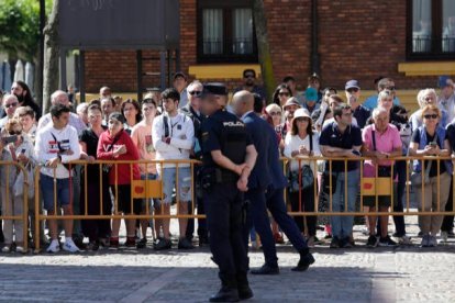 La llegada del Rey Felipe VI concitó gran atención durante toda la mañana. FERNANDO OTERO