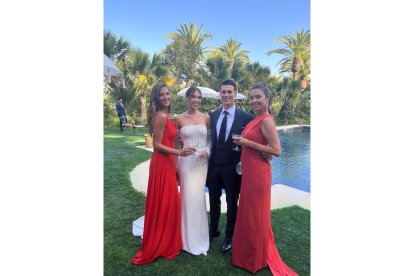 Los recién casaados con dos de las mejores amigas de la novia. DL