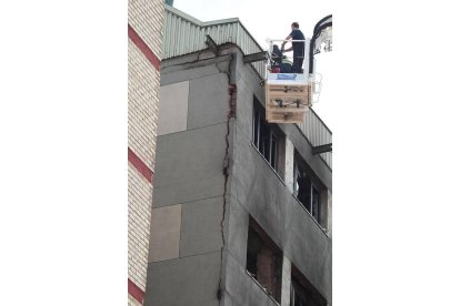 Un equipo de bomberos inspecciona el edificio tras el incendio para valorar los daños. Foto: Secundino Pérez.