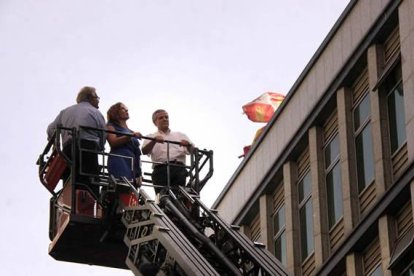 El alcalde de la ciudad, Emilio Gutiérrez, junto a la concejala de Comercio, observa el desarrollo de los efectivos desplegados para acabar con el fuego en el edificio del Ayuntamiento de León. Peio García | Ical.