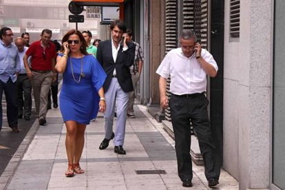 La concejala de Comercio; el subdelegado de Gobierno y el alcalde de la ciudad, Emilio Gutiérrez. Peio García | Ical.