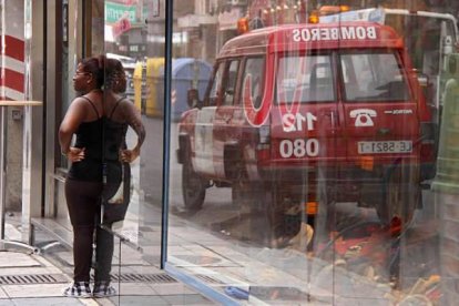 Una dependienta observa el operativo desplegado. Peio García | Ical.