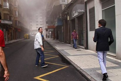 Un vecino pide ayuda al subdelegado de Gobierno. Peio García | Ical.