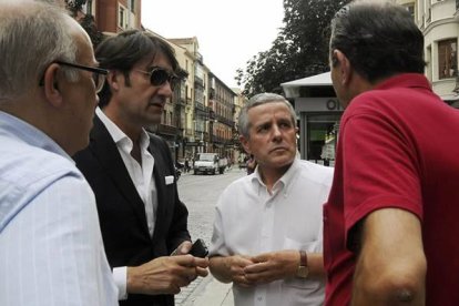El alcalde de León, Emilio Gutiérrez (d), conversa con el subdelegado del Gobierno Juan Carlos Suárez Quiñones en las inmediaciones del Ayuntamiento. J. Casares | Efe.