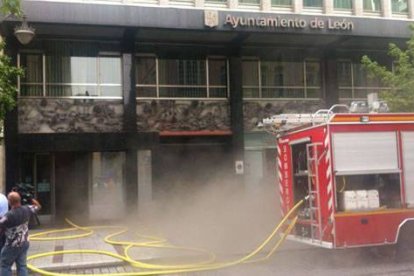 Los bomberos trabajaron durante más de cinco horas, hasta que consiguieron controlar el fuego. Foto: DL.