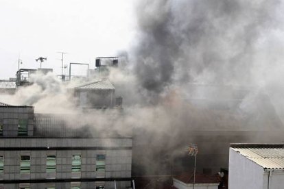 Columna de humo del incendio. J. Casares | Efe.