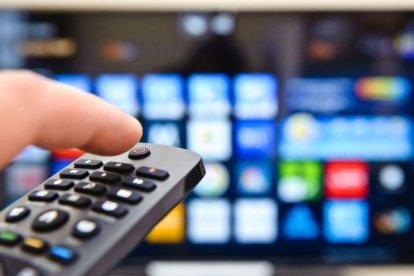 El mando a una Smart TV (televisión inteligente).