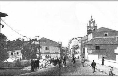 Antigua ermita de San Pedro en la avenida de la Puebla, vista desde la otra orilla del puente de Cubelos (o puente de la Puebla). FOTOS ANTIGUAS DE PONFERRADA Y EL BIERZO