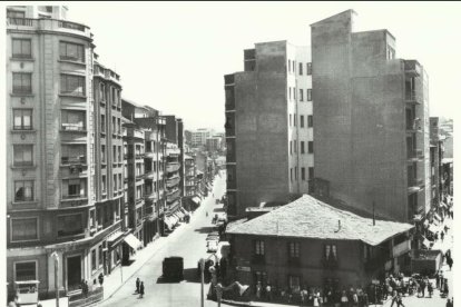 Esquina de la plaza Lazúrtegui, todavía con uno de los viejos edificios de una sola planta, antes de su derribo. FOTOS ANTIGUAS DE PONFERRADA Y EL BIERZO