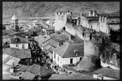 Otra imagen sin fechar donde se aprecia una procesión en la calle Gil y Carrasco cuando todavía había viviendas adosadas a los muros del Castillo de Ponferrada. FOTOS ANTIGUAS DE PONFERRADA Y EL BIERZO
