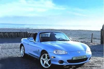 La gama del pequeño Ka de Ford se complementó el año pasado con esta versión diseñada por Pinifarina. Monta dos motores de gasolina, el más pequeño de 70 caballos y el más potente de 95.
