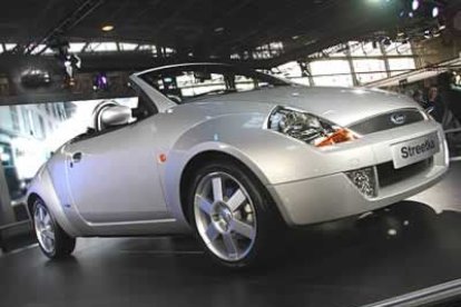 La gama del pequeño Ka de Ford se complementó el año pasado con esta versión diseñada por Pinifarina. Monta dos motores de gasolina, el más pequeño de 70 caballos y el más potente de 95.