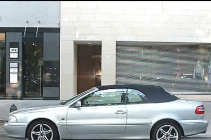 El único descapotable del fabricante sueco cuenta con tres motores de gasolina. El más bajo desarrolla 163 caballos, mientras que el más potente llega a 240. Conserva el acabado y los elementos de seguridad del resto de la gama Volvo.
