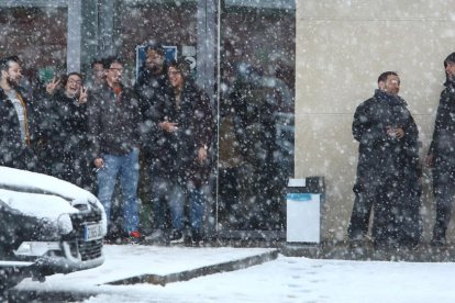Camioneros atrapados en el polígono industrial de Bembibre debido al corte de la A-6.