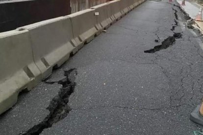 Grietas en el único carril que se hundió en la N-536 en Sobradelo. DL