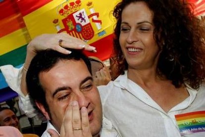 Incluso personajes gais televisivos no dudaron en emocionarse en público.