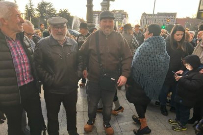 Los cerca de 400 participantes han recorrido desde Guzmán hasta la Catedral de León en madreñas. J NOTARIO