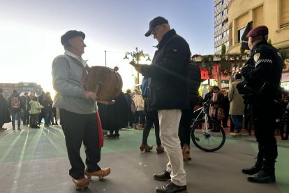 Los cerca de 400 participantes han recorrido desde Guzmán hasta la Catedral de León en madreñas. J NOTARIO
