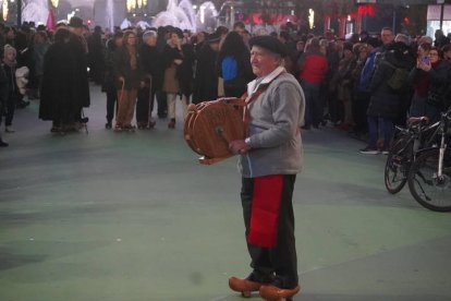 Los cerca de 400 participantes han recorrido desde Guzmán hasta la Catedral de León en madreñas. J NOTARIO