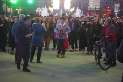 Los cerca de 400 participantes han recorrido desde Guzmán hasta la Catedral de León en madreñas. J NOTARIO