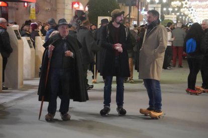 Los cerca de 400 participantes han recorrido desde Guzmán hasta la Catedral de León en madreñas. J NOTARIO