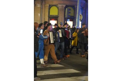 Los cerca de 400 participantes han recorrido desde Guzmán hasta la Catedral de León en madreñas. J NOTARIO