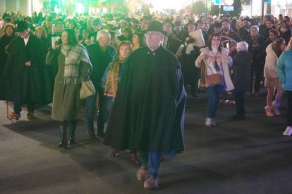 Los cerca de 400 participantes han recorrido desde Guzmán hasta la Catedral de León en madreñas. J NOTARIO