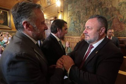 El presidente de las Cortes saluda a Eduardo Morán. ICAL