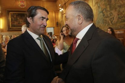 El consejero de Medio Ambiente departe con el presidente de la Diputación. FERNANDO OTERO.