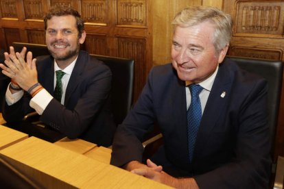 Javier Vélez y Valcárcel, protagonistas de la semana, ayer en el pleno. F. OTERO.
