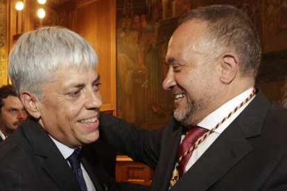 El delegado territorial saluda al nuevo presidente. F. OTERO.
