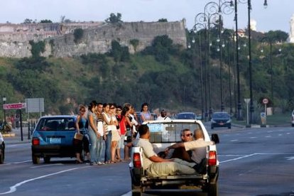 Playas, habanos, ron y salsa. La isla de la felicidad. Desabastecimiento, censura, atraso y necesidad. La isla de la tristeza. Cuba se vive en varias dimensiones según se visite, aunque la mayor parte de los cubanos solo pueden vivir en una, la más alejada del folleto turístico con palmera y mojito.