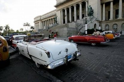 Inopinadamente, los viejos modelos de Chevrolet o Buick han visto pasar las décadas mientras su aspecto se mantenía con dignidad. Los turismos prerrevolucionarios se han convertido incluso en una imagen asociada a la isla que en La Habana se vende como otro de los iconos del estilo de «La bodeguita del medio». ¿De dónde salen los repuestos? Muchas veces, de otros modelos irrecuperables, aunque la capacidad y el ingenio de sus propietarios obra milagros que sorprenderían a los ingenieros europeos.