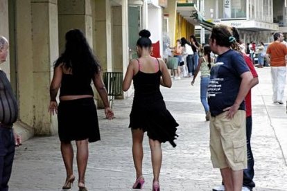 Guste o no guste, el sexo es una razón que mueve a un alto porcentaje de los turistas que desembarcan en Cuba. Desde los primeros pasos de los recién llegados, la oferta sexual se convierte en algo omnipresente.