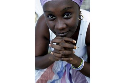 Imposible salir de Cuba sin hacer amigos. Difícil abandonar la isla sin enamorarse si se ha entrado con el corazón vacío. La mirada limpia de la gente y el cariño con que aderezan sus conversaciones sería capaz de seducir a un iceberg. La mezcla de razas ha generado en Cuba probablemente a la mujer perfecta.