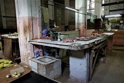 Comer carne de ternera es un lujazo en la isla. El censo de vacas está muy controlado y ni siquiera quienes las cuidan pueden disponer de un ternero para comer. La producción de leche ha convertido a las vacas cubanas en unos animales muy protegidos, de ahí que el encargado de la carnicería pueda echarse una siesta entre cliente y cliente en este desvencijado local de La Habana vieja.