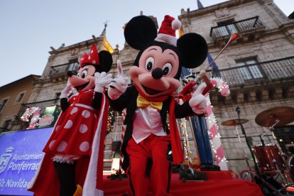 El encendido del alumbrado navideño en Ponferrada ha sacado a cientos de personas a las calles para dar la bienvenida por adelantado a la Navidad. ANA F. BARREDO