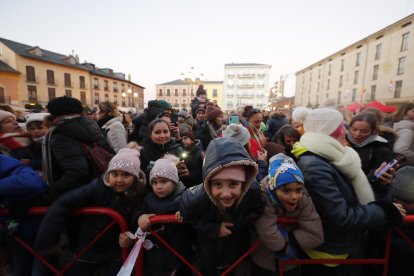 El encendido del alumbrado navideño en Ponferrada ha sacado a cientos de personas a las calles para dar la bienvenida por adelantado a la Navidad. ANA F. BARREDO