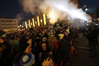 El encendido del alumbrado navideño en Ponferrada ha sacado a cientos de personas a las calles para dar la bienvenida por adelantado a la Navidad. ANA F. BARREDO