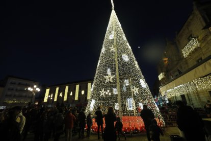 El encendido del alumbrado navideño en Ponferrada ha sacado a cientos de personas a las calles para dar la bienvenida por adelantado a la Navidad. ANA F. BARREDO