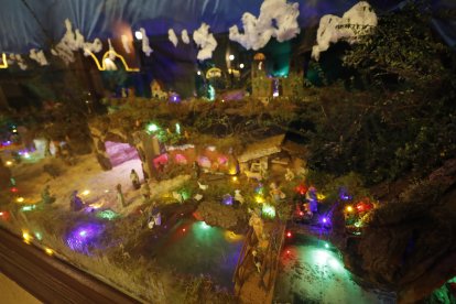 El encendido del alumbrado navideño en Ponferrada ha sacado a cientos de personas a las calles para dar la bienvenida por adelantado a la Navidad. ANA F. BARREDO