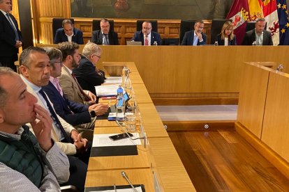 Pleno de constitución de la Diputación de León. RAMIRO