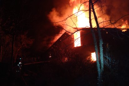 Incendio en un albergue de Pieros. BOMBEROS PONFERRADA