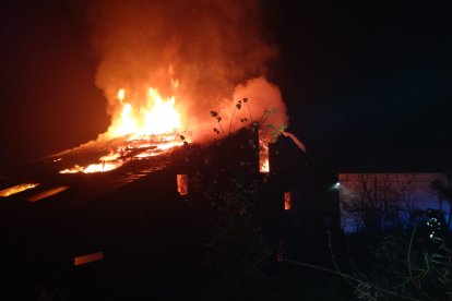 Incendio en un albergue de Pieros. BOMBEROS PONFERRADA