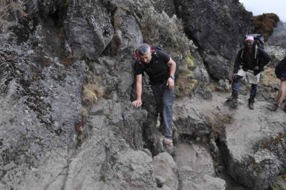El recorrido no es excesivamente técnico, pero en algunos puntos el uso de las madreñas obligó a Octavio a tener que ayudarse de las manos | Foto: P. Morán