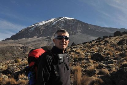 Con la mítica cumbre al fondo | Foto: P. Morán