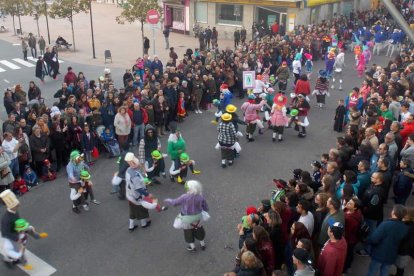 Un nutrido público vio pasar el desfile. PLANILLO.