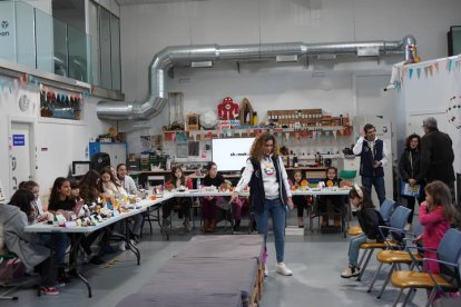El laboratorio de ideas tecnológicas Fab Lab de León transforma la iniciativa de las niñas en actitudes poderosas para  el desarrollo profesional. J NOTARIO